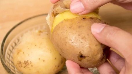 Проста й ефективна техніка: як швидко почистити картоплю в мундирі