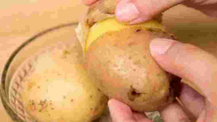 Проста й ефективна техніка: як швидко почистити картоплю в мундирі