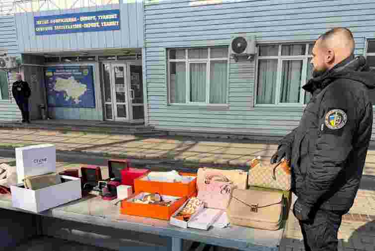 Закарпатські митники вилучили у водія автобуса прикраси і сумки на 2 млн грн