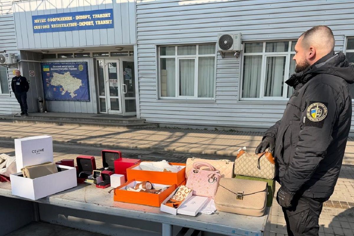 Закарпатські митники вилучили у водія автобуса прикраси і сумки на 2 млн грн