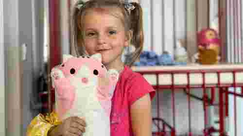 Хірурги врятували руку 4-річній дівчинці, частину кістки якої зруйнував золотистий стафілокок