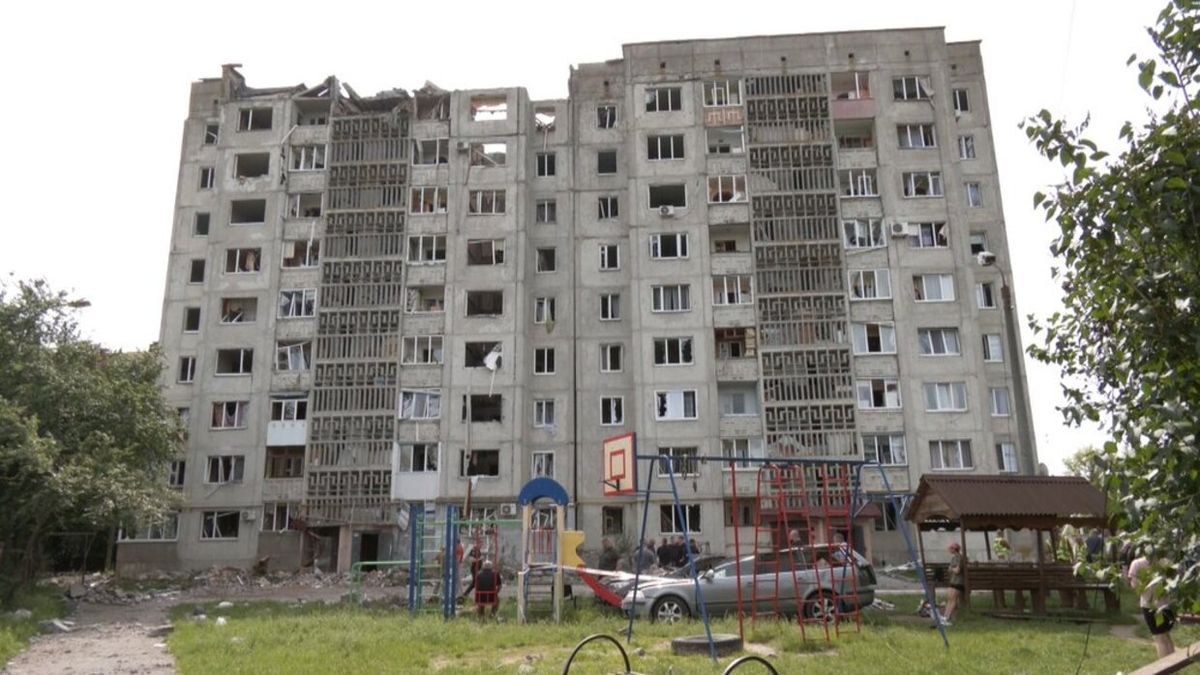 Пошкоджену ракетою багатоповерхівку в Луцьку повністю демонтують