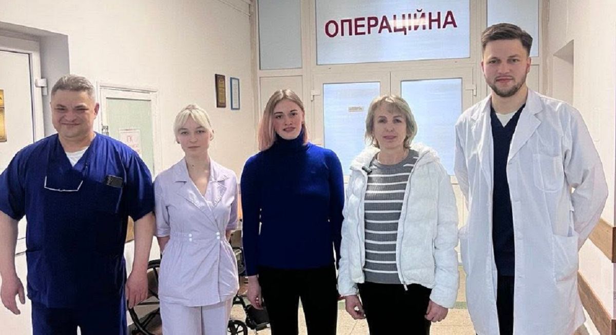 Двом молодим жінкам через важкі недуги довелося повністю видалили товстий кишківник 