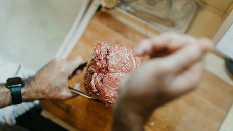 Як не зіпсувати м'ясо сіллю: коли її слід додавати, щоб було смачно