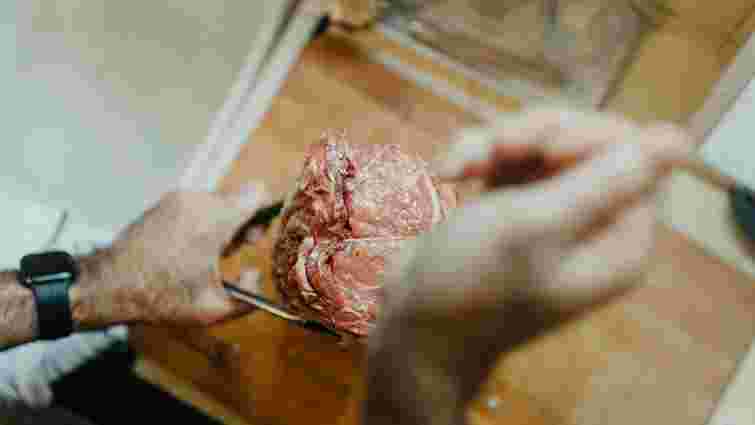 Як не зіпсувати м'ясо сіллю: коли її слід додавати, щоб було смачно