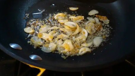 На початку чи в кінці: коли слід додавати часник на сковорідку, щоб не зіпсувати смак