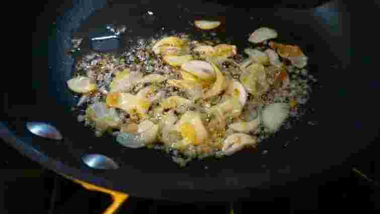 На початку чи в кінці: коли слід додавати часник на сковорідку, щоб не зіпсувати смак