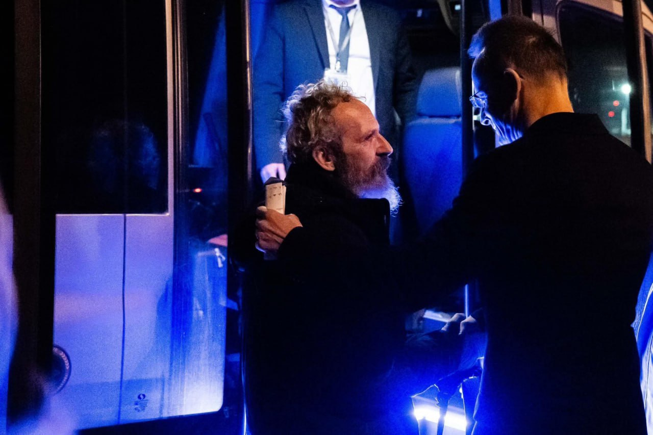 Фото Петера Сійярто, звільнені з російського полону військові ЗСУ