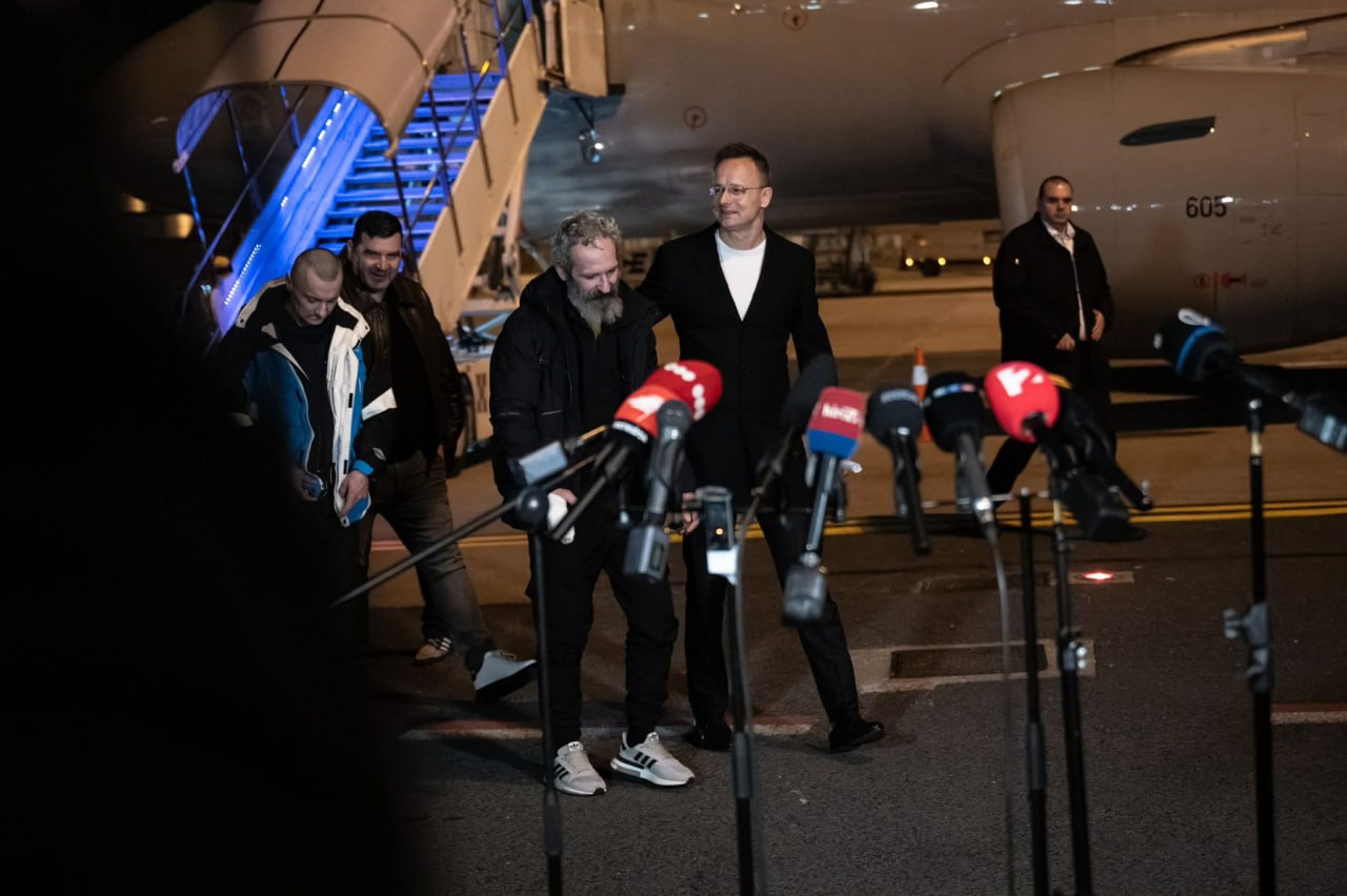 Фото Петера Сійярто, звільнені з російського полону військові ЗСУ