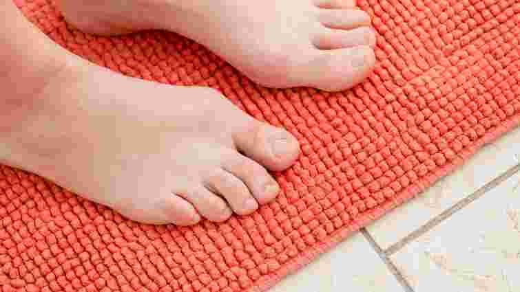 Позбуваємося бруду, пилу і неприємного запаху: як почистити килимок для ванної