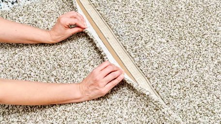 Спробуйте ці 4 способи: що зробити, щоб килим не ковзав по підлозі