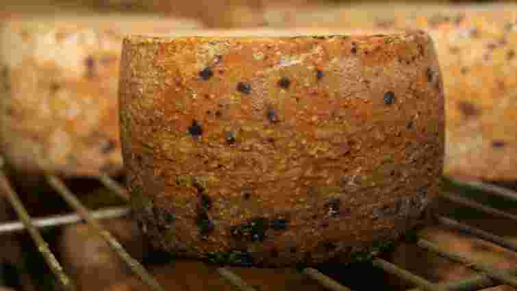 Вас точно мучило це питання: навіщо у сир вкладають пластикові цифри