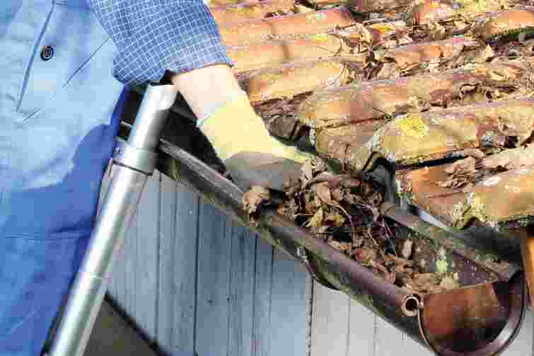 Неприємне, але обовʼязкове заняття: чим і як почистити водостоки на даху самостійно