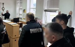 Суд оштрафував львівського митника за пропуск авто за хабарі