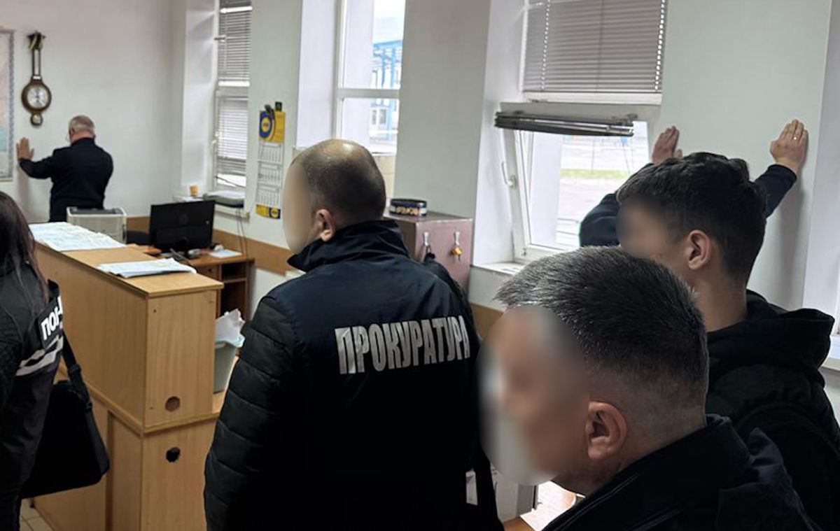 Суд оштрафував львівського митника за пропуск авто за хабарі