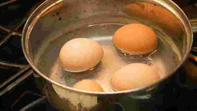 Що додати у воду, щоб яєчна шкаралупа не тріснула: простий спосіб приготування