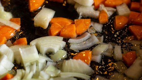 Секрет смачної засмажки: що додати до моркви та цибулі на сковороді 