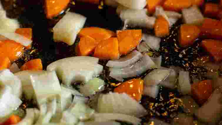 Секрет смачної засмажки: що додати до моркви та цибулі на сковороді 