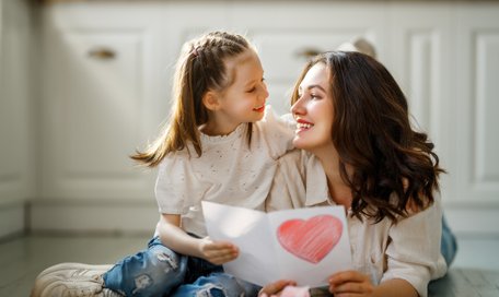 Подарунки для мами власноруч: креативні ідеї для дошкільнят
