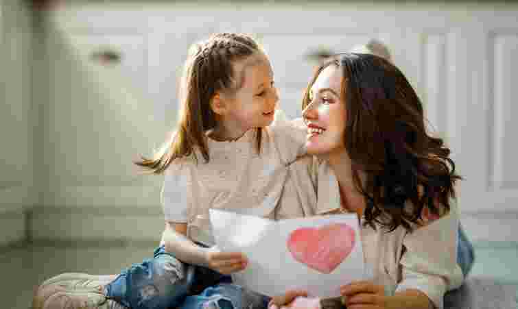 Подарунки для мами власноруч: креативні ідеї для дошкільнят
