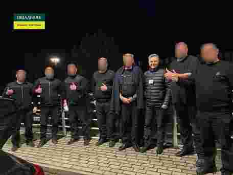 Сімох інкасаторів «Ощадбанку» звільнили з заручників в Угорщині