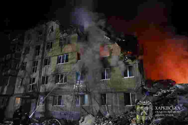 Росіяни вдарили балістичною ракетою по багатоповерхівці в Харкові, є загиблі та постраждалі