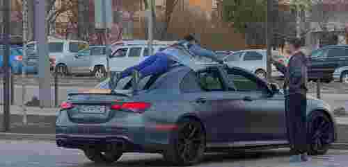 Львівський блогер примотав знайомого до даху авто і потрапив у ДТП