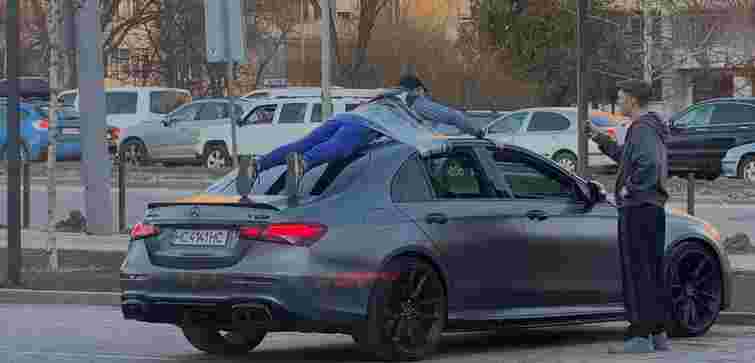 Львівський блогер примотав знайомого до даху авто і потрапив у ДТП