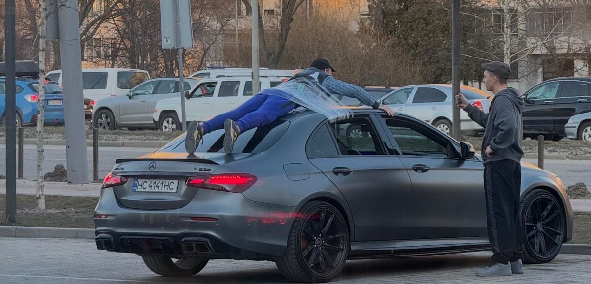 Львівський блогер примотав знайомого до даху авто і потрапив у ДТП