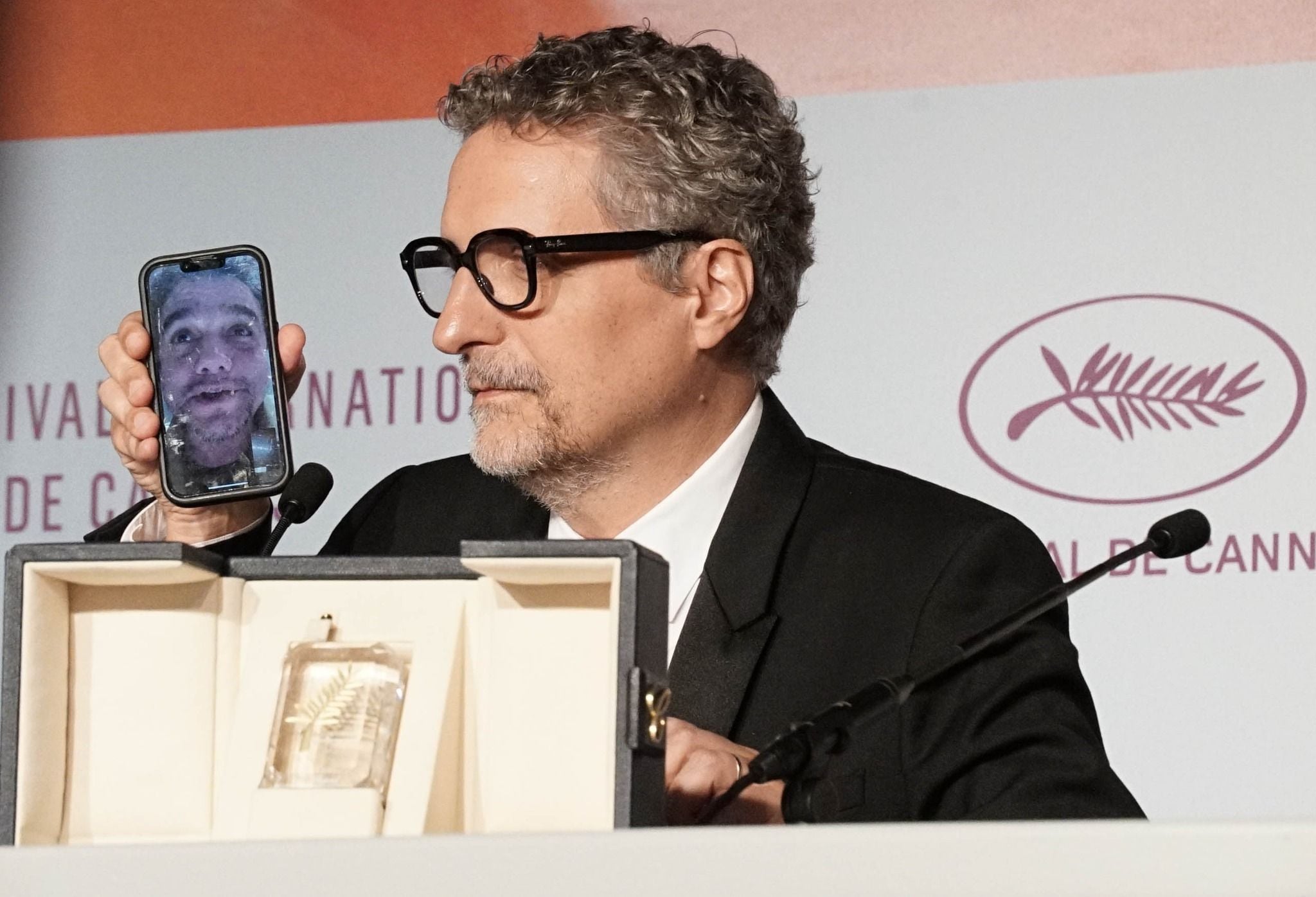 У Каннах за Моуру приз отримав режисер Клебер Мендонса Філью, але актор взяв участь у прес-конференції телефоном (фото Катерини Сліпченко) 