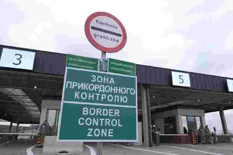 На Львівщині чоловік після спроби перетнути кордон з болгарським паспортом зачинився в авто