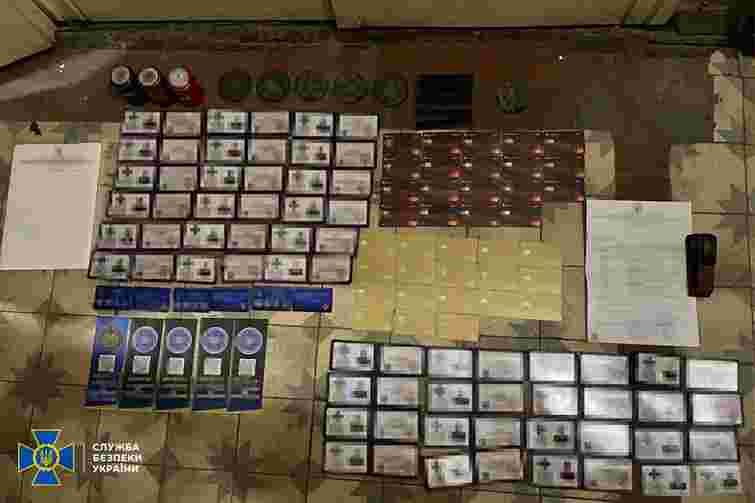 СБУ ліквідувала мережу продажу фейкових посвідчень правоохоронців по всій країні