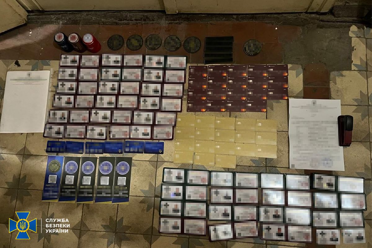 СБУ ліквідувала мережу продажу фейкових посвідчень правоохоронців по всій країні