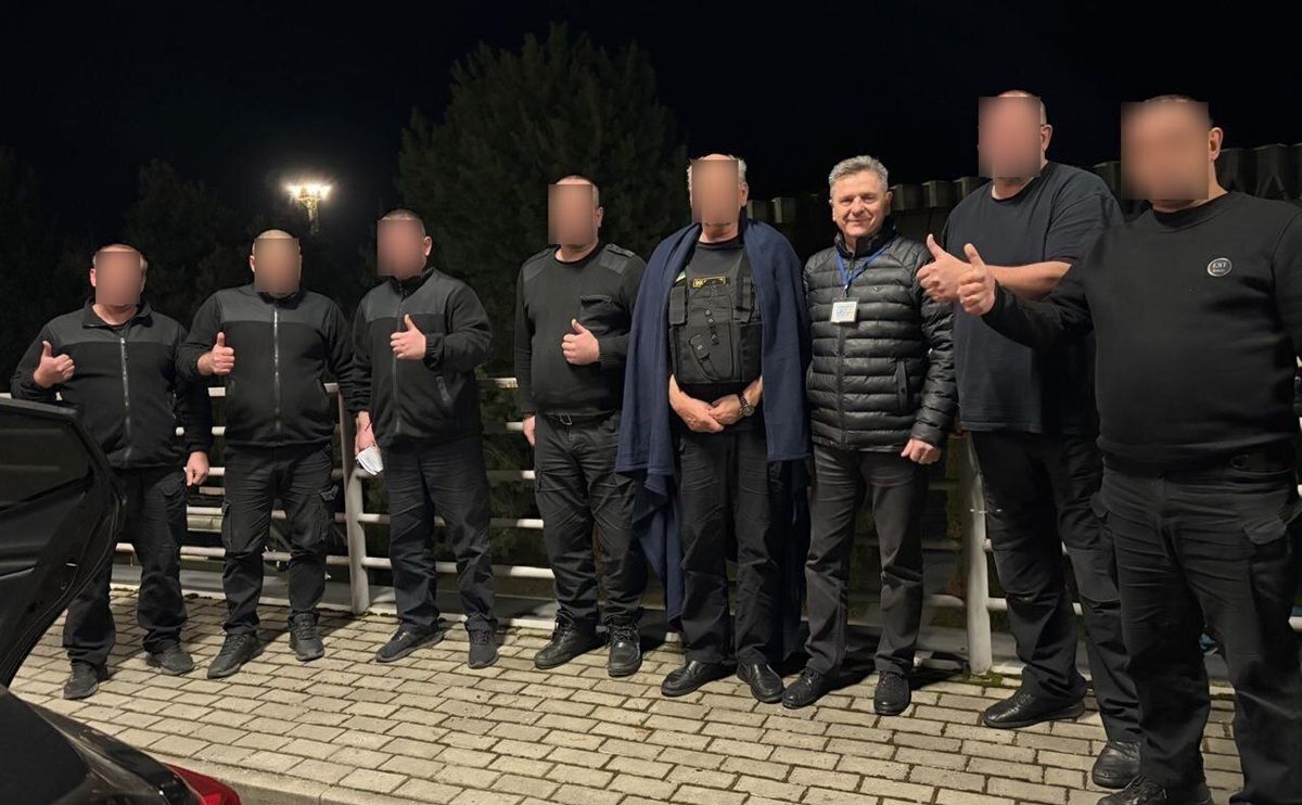 Україна звинуватила Угорщину в грубому поводженні з працівниками «Ощадбанку»
