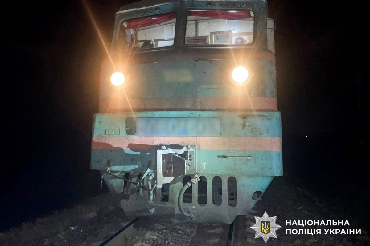 Вантажний поїзд переїхав пенсіонера, який сидів на коліях на Рівненщині