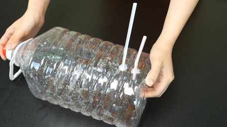 Як зробити крапельний полив для квітів лише з двох матеріалів: простий лайфхак