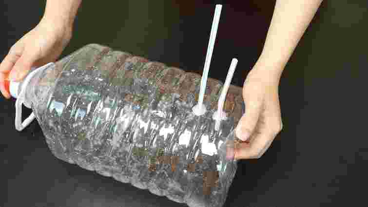 Як зробити крапельний полив для квітів лише з двох матеріалів: простий лайфхак