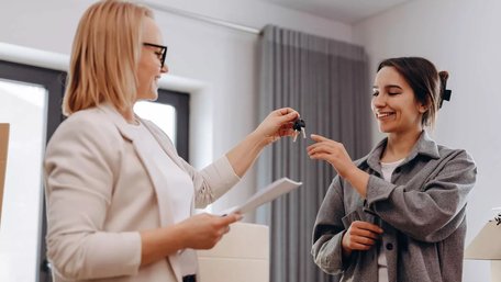 Жінки збирають довше: купівля житла в Україні більш доступна для чоловіків