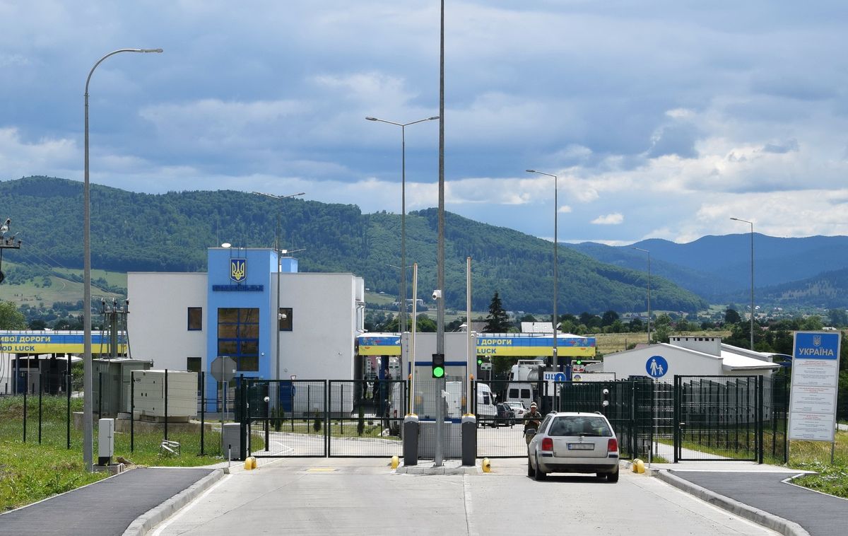 У Франківську засудили пенсіонерку, яка незаконно вивезла в ЄС 40-річного сина