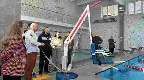 У кожному басейні Львова хочуть встановити підйомники для людей з інвалідністю