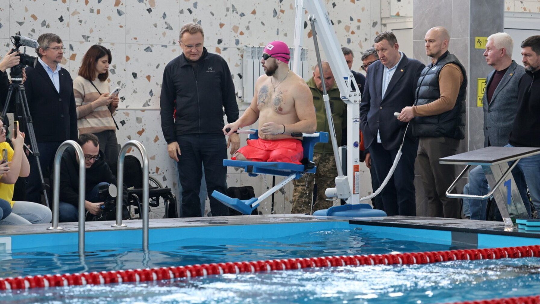 Ветерани з ампутаціями можуть самостійно опуститися у воду і вийти з неї за допомогою пульта і спецпідйомника (фото ЛМР)