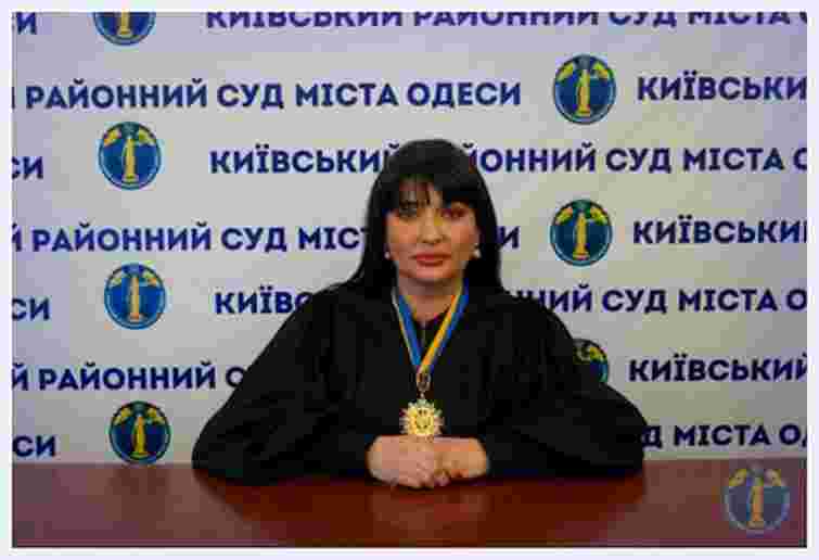 Викриту на корупції та пияцтві у військовій частині суддю з Одеси увʼязнили на шість років