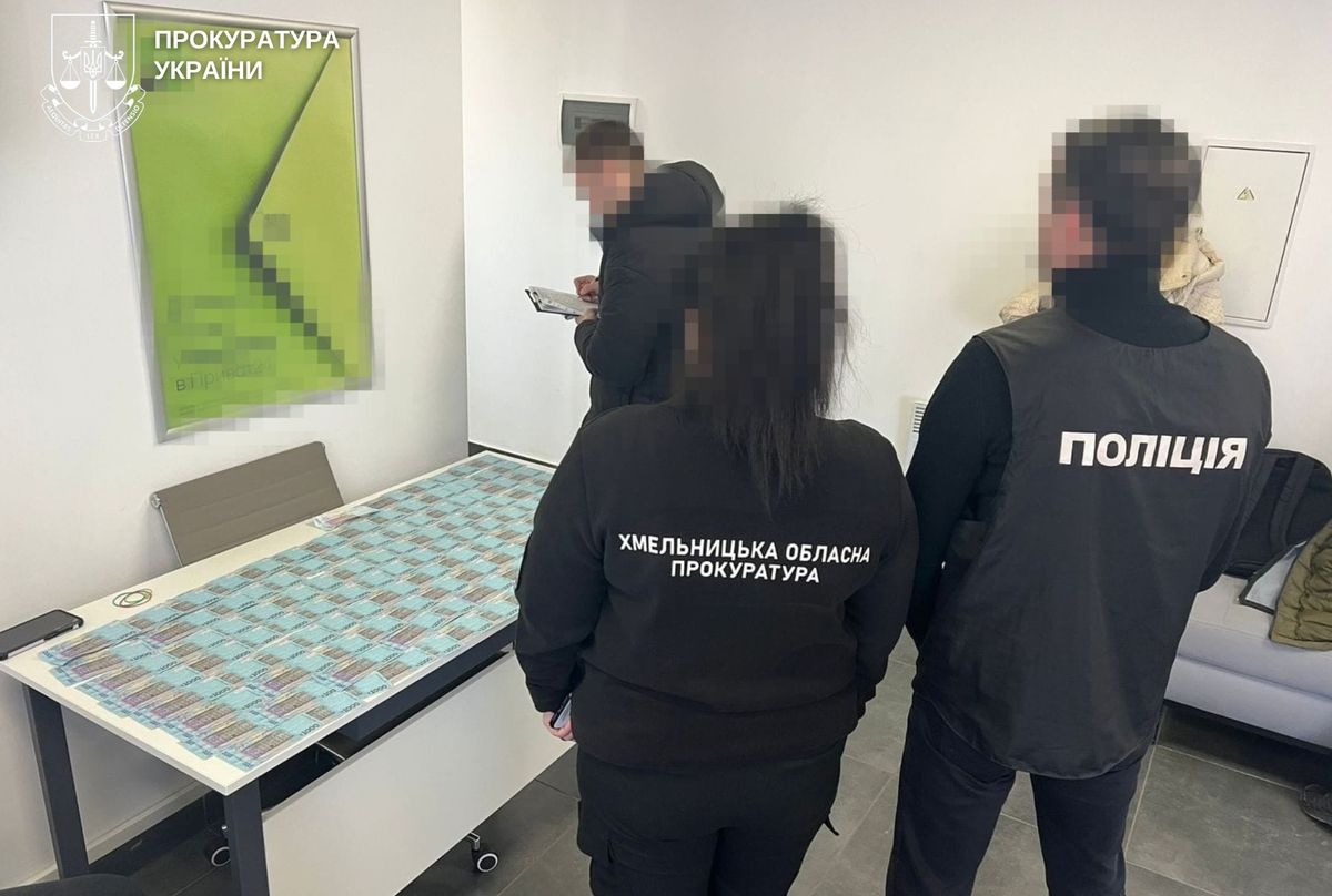 Посадовець на Хмельниччині вимагав 2 тис. літрів дизпального за працевлаштування і бронювання