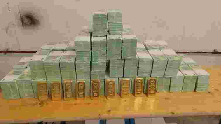 Уряд Угорщини погодив вилучення викрадених в «Ощадбанку» валюти й золота