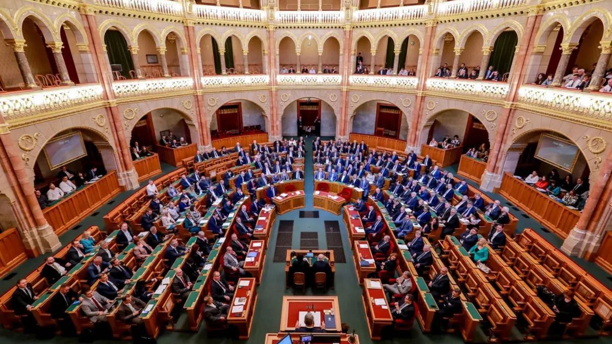 Угорський парламент ухвалив резолюцію про недопуск України в ЄС 