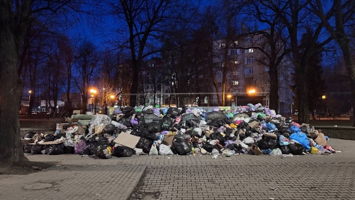 У Франківську кілька днів не вивозили сміття через відсутність бронювання у працівників