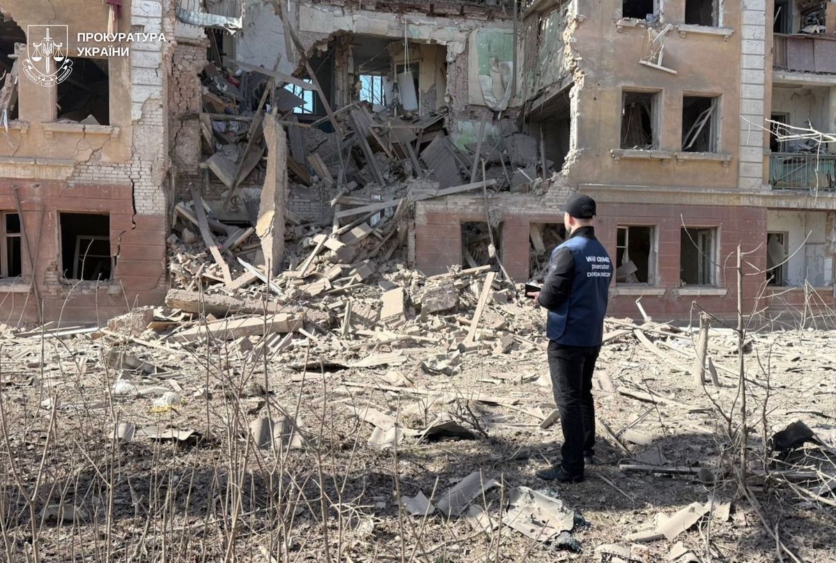 Росіяни скинули на центр Словʼянська три авіабомби, є загиблі та травмовані