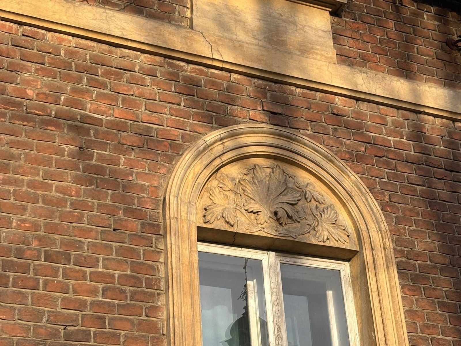 Ліпнина над вікнами (фото зі сторінки Франківської РА)