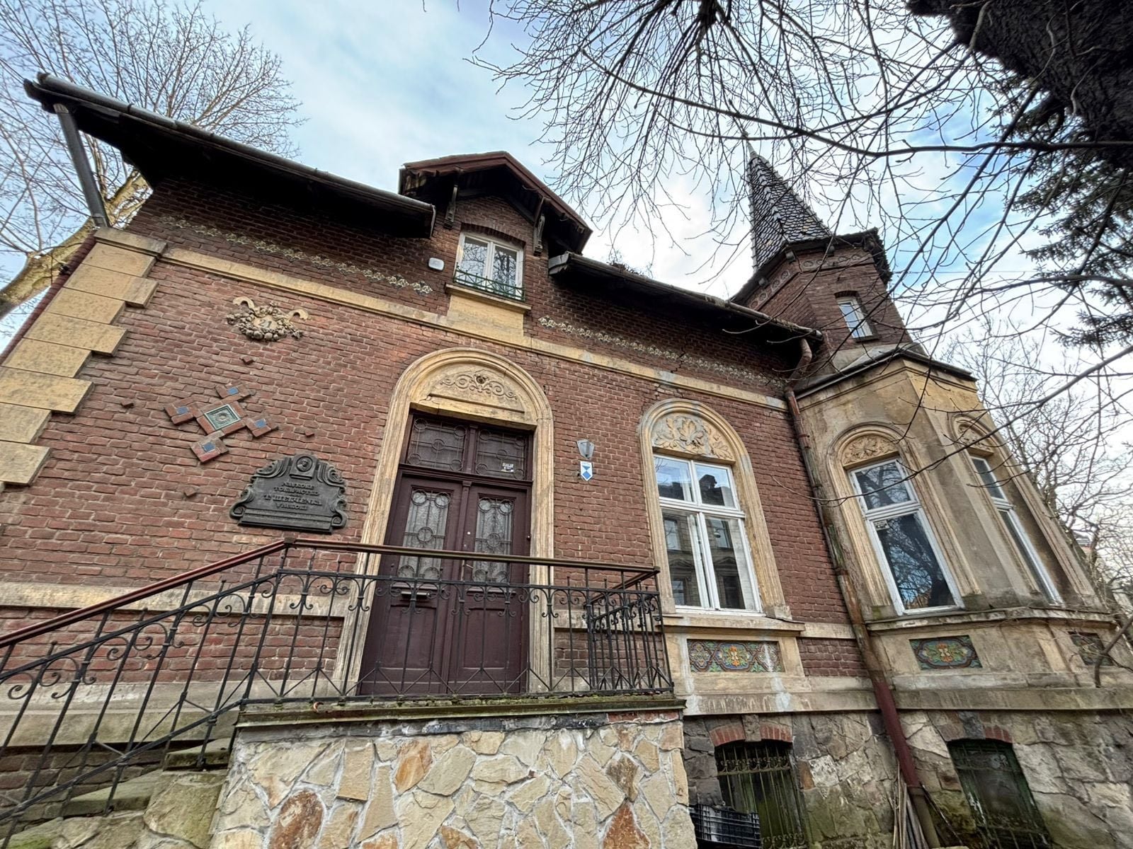 Вілла вежею схожа на замок (фото зі сторінки Франківської РА)