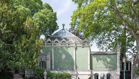 Єврокомісія може припинити фінансування Бієнале у Венеціії через участь Росії